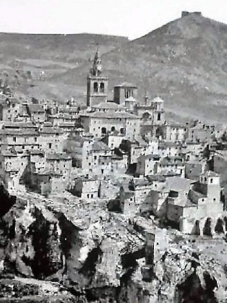 Vista de Cuenca hacia 1890, con la ermita del Socorro en el cerro del mismo nombre.