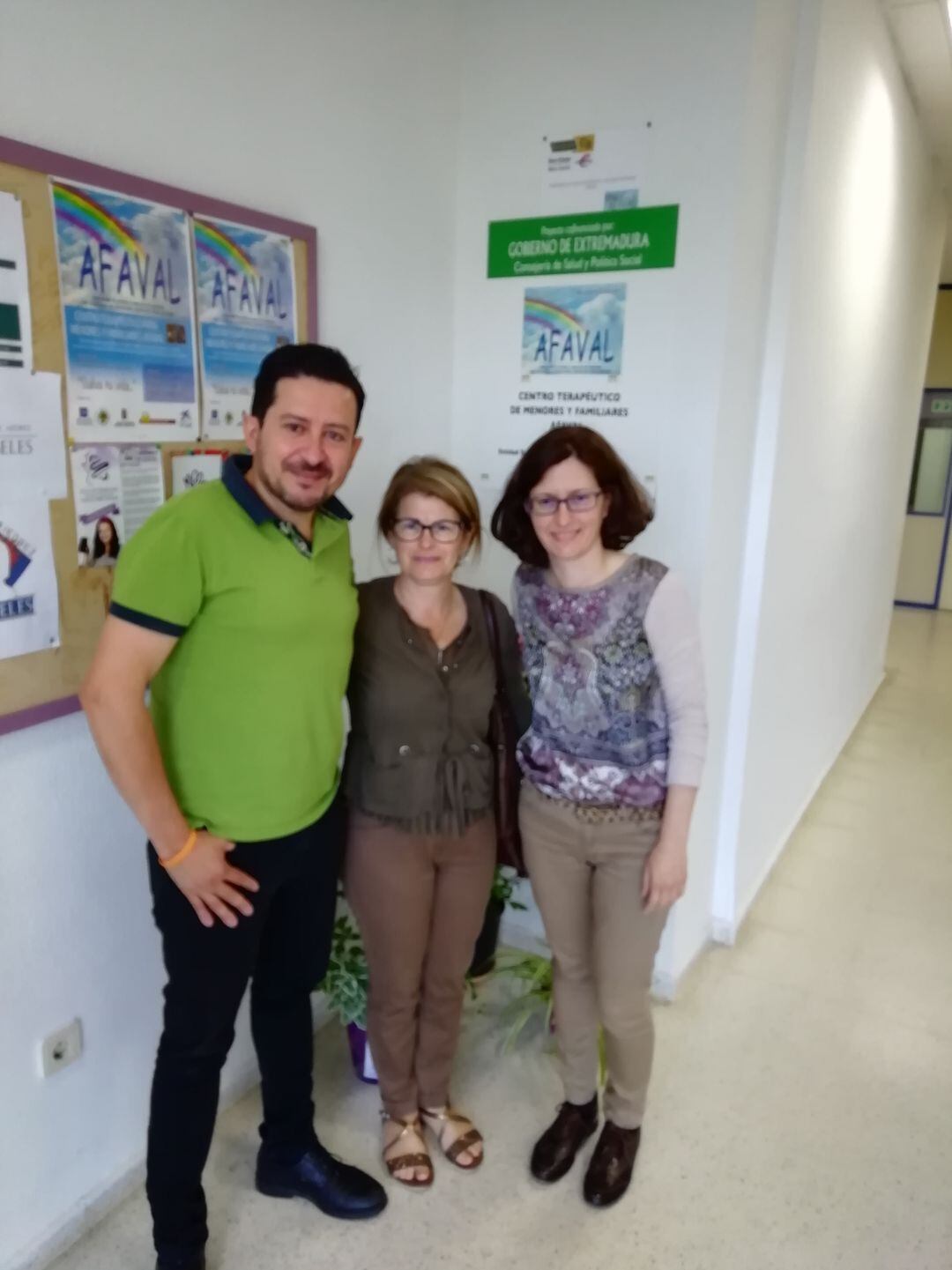 Luis Guerrero (izq.), director de AFAVAL, la psicóloga Marta Galán (dcha.), junto a una madre del centro