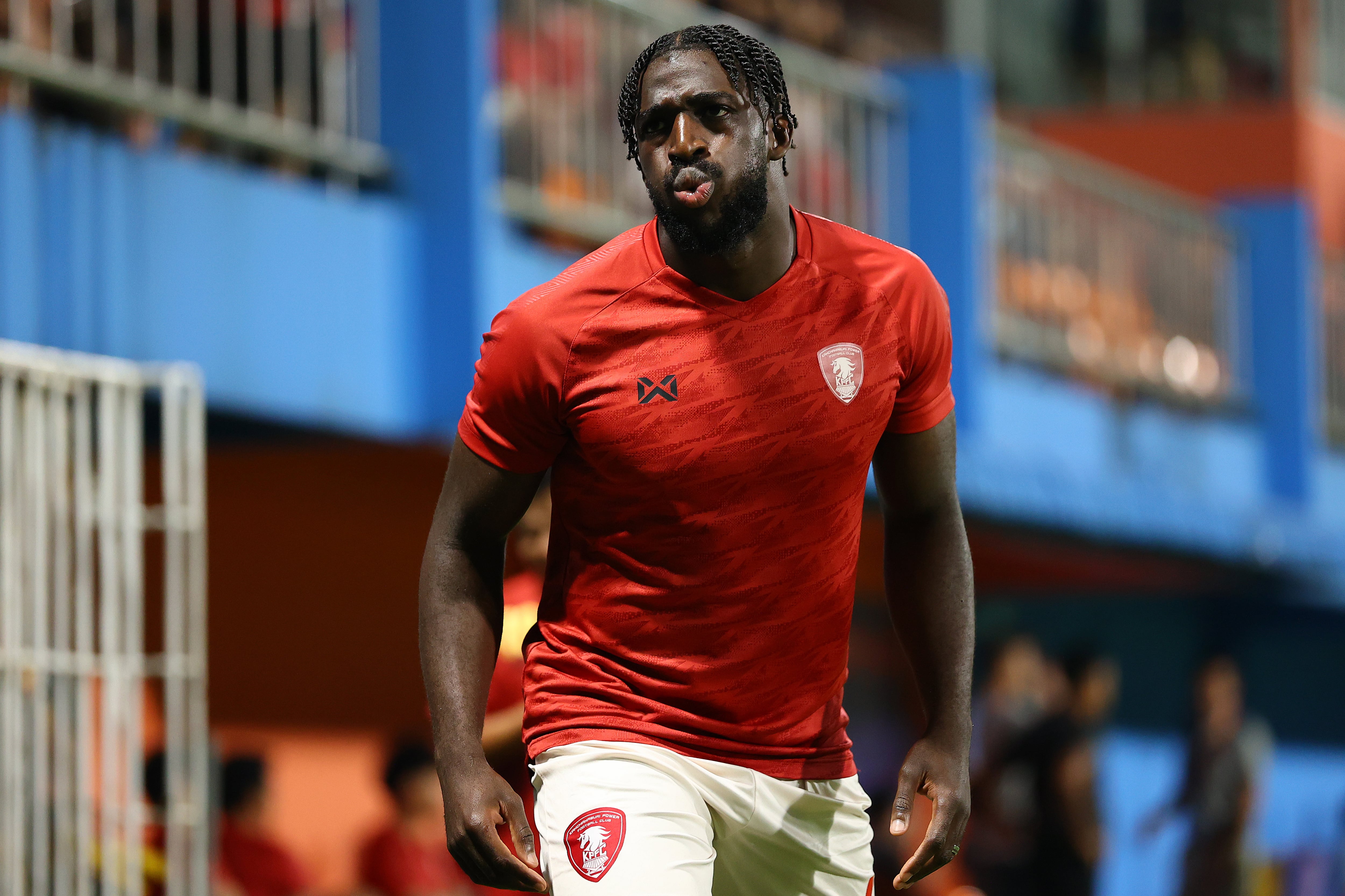 Aboubakar calentado antes del partido entre el Port FC y el Kanchanaburi Power FC