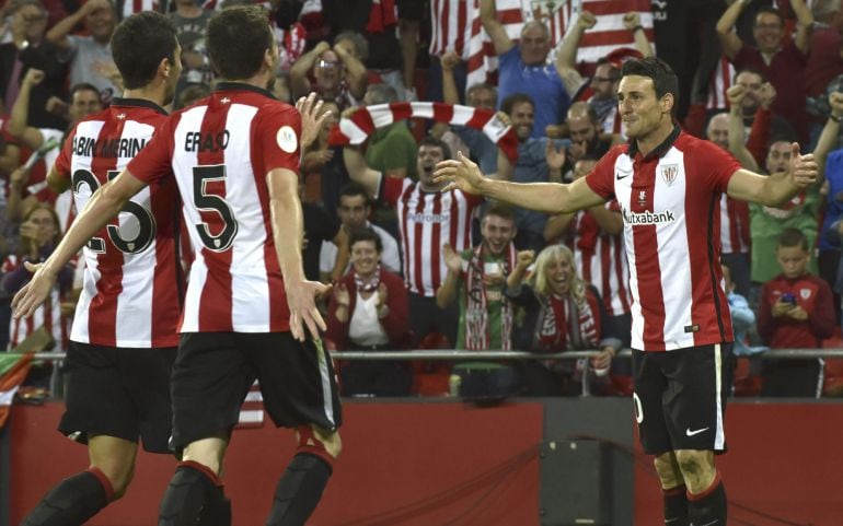 El delantero del Athletic, Aritz Aduriz celebra el tercer gol del equipo bilbaino durante la ida de al Supercopa de España.