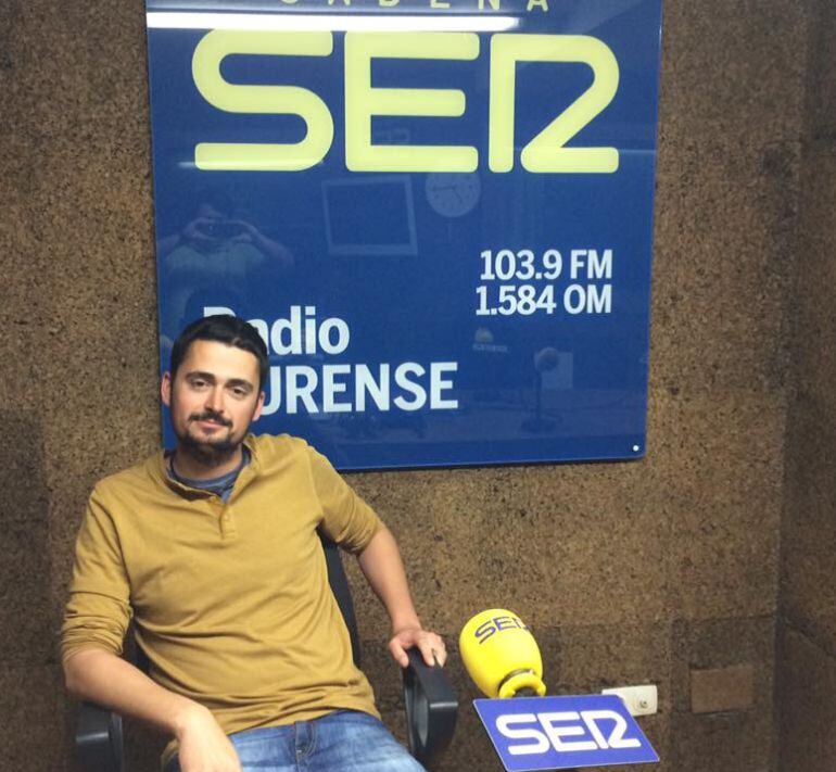 Martiño Vazquez en los estudios de Radio Ourense