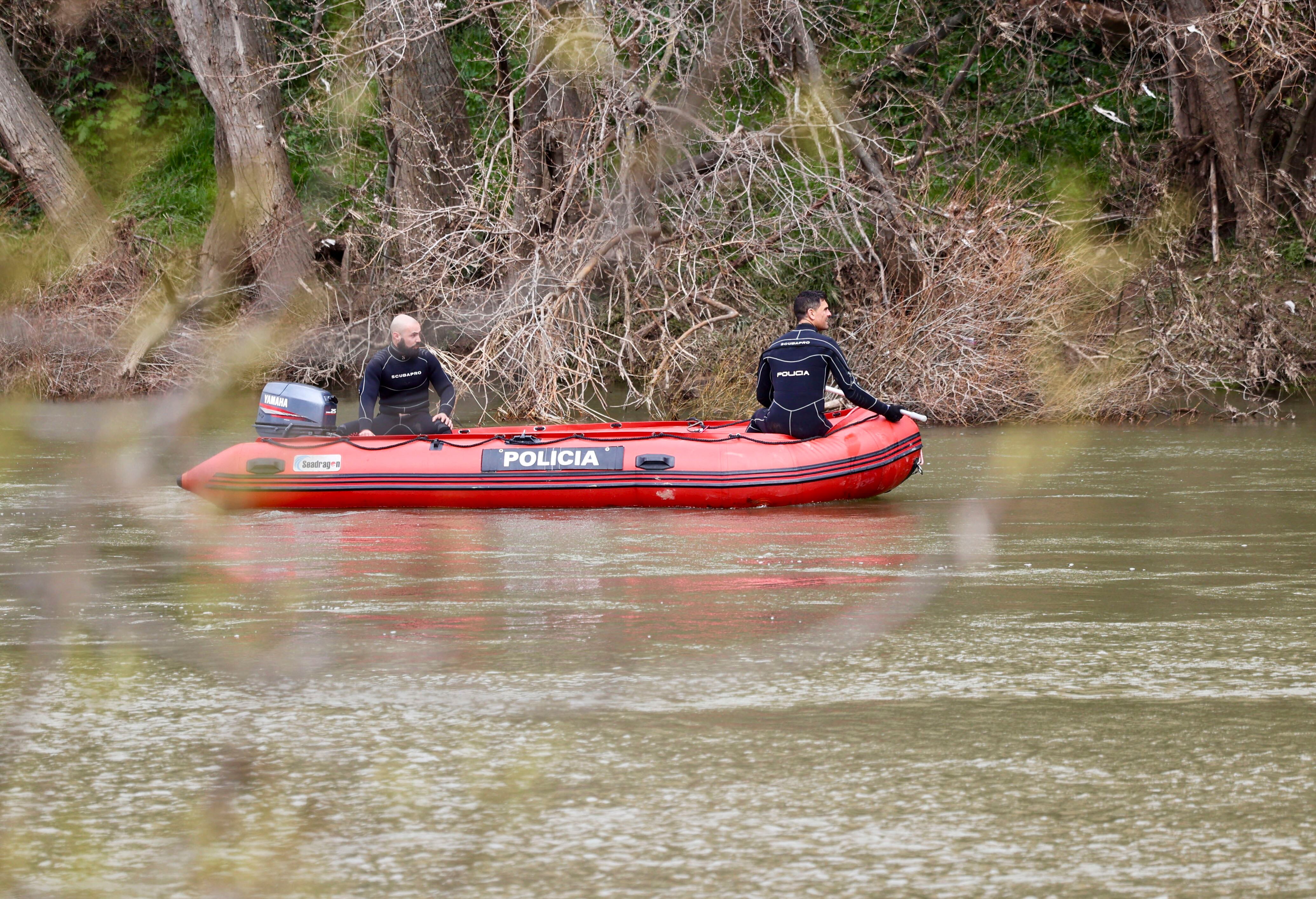 LOGROÑO 11/03/2024.- El Grupo Especial de Operaciones de la Policía Nacional (GEO) y compañeros de guías caninos con tres perros especializados en la búsqueda de personas se suman este lunes al operativo que se mantiene desde hace diez días para encontrar a Javier Márquez, un joven de 20 años desaparecido en Logroño en la madrugada del pasado 2 de marzo, y que se centra, sobre todo, en la zona del río Ebro. EFE/ Raquel Manzanares