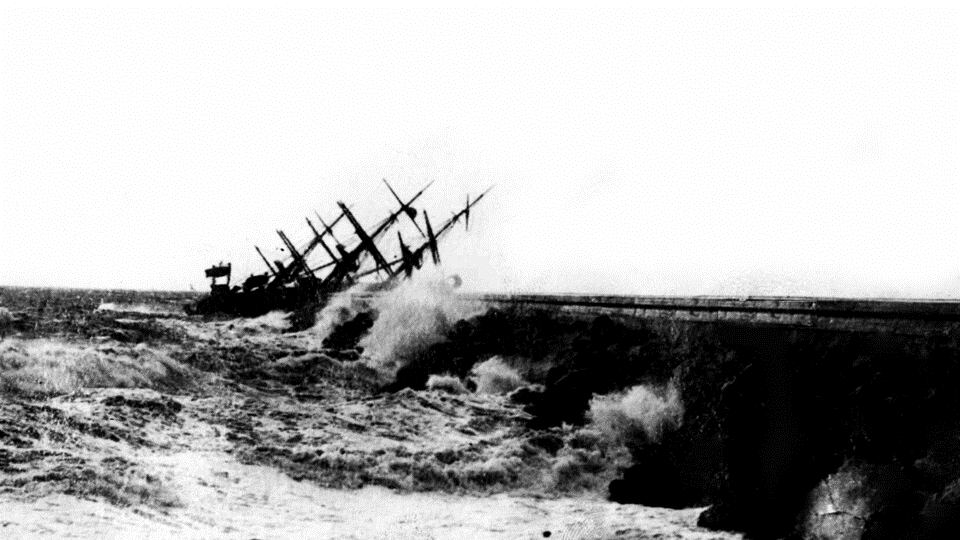 Momento del naufragio de la corbeta Gneisenau en las costa de Málaga