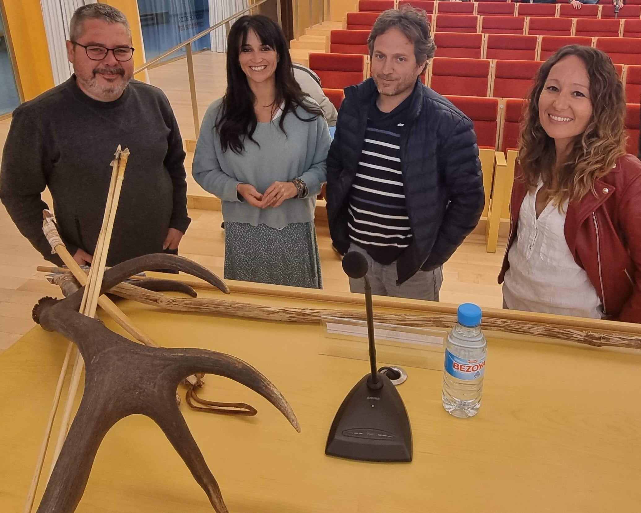 Felipe Cuartero Monteagudo, técnico del Laboratorio de Arqueología Experimental y Tafonomía, Nohemi Sala, investigadora especialista en Tafonomía junto a Eduardo Cerdá Romero y a Estefanía Muro Rodríguez, codirectores de Paleolítico Vivo.