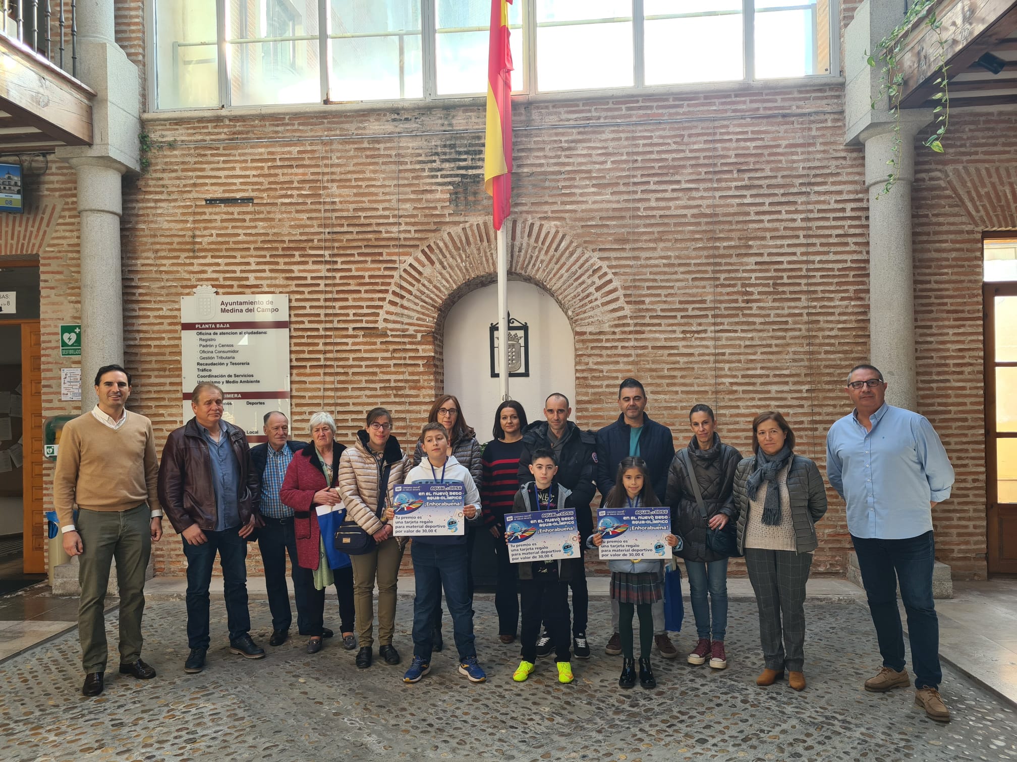 Ganadores del concurso de dibujo de Aqualia tras la entrega de premios