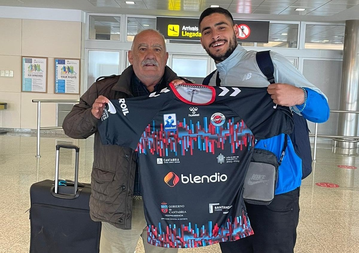 Omar Sherif ya posa con la camiseta del Blendio Sinfín