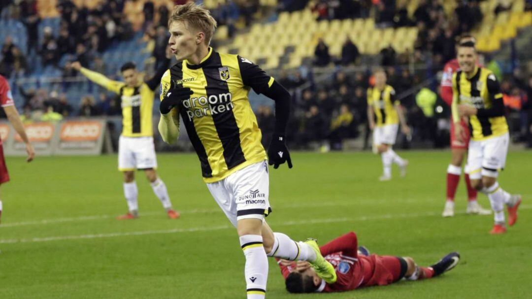 Odegaard celebra un gol con el Vitesse la pasada temporada