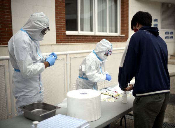 Sanitarios realizando tests de RT-PCR.