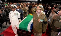 Miembros de las fuerzas armadas de Sudáfrica llevando el ataúd de Mandela en el funeral de Estado en Qunu