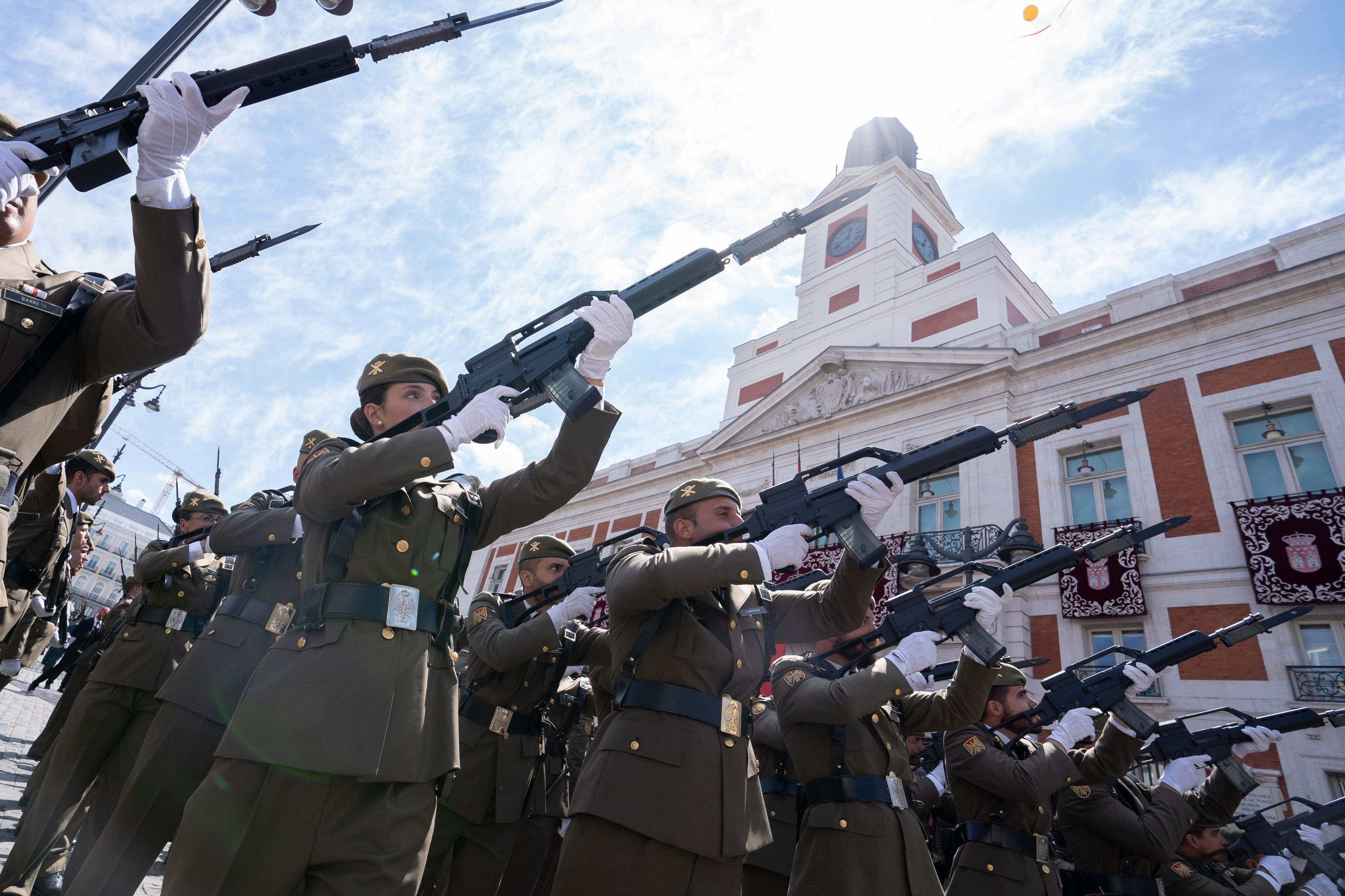 Desfile militar en el 2 de mayo en Madrid.