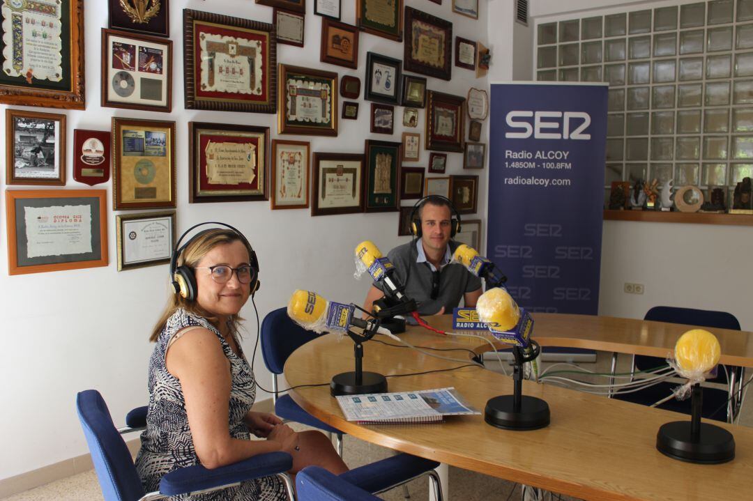 Marián Castelló, directora del taller d'ocupació, i Alberto Belda, regidor d'Empresa i Ocupació, després de l'entrevista en Hoy por Hoy Alcoy.