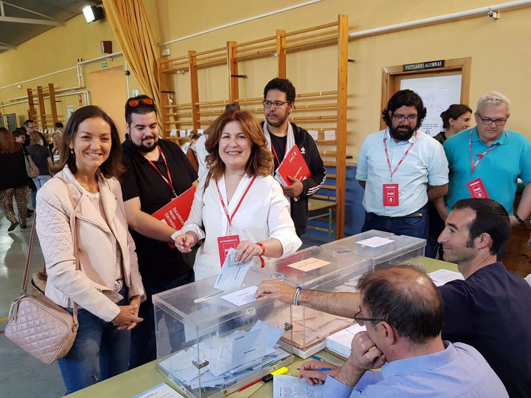 La candidata socialista, Natalia de Andrés, junto a la Ministra Reyes Maroto, el día de las elecciones municipales