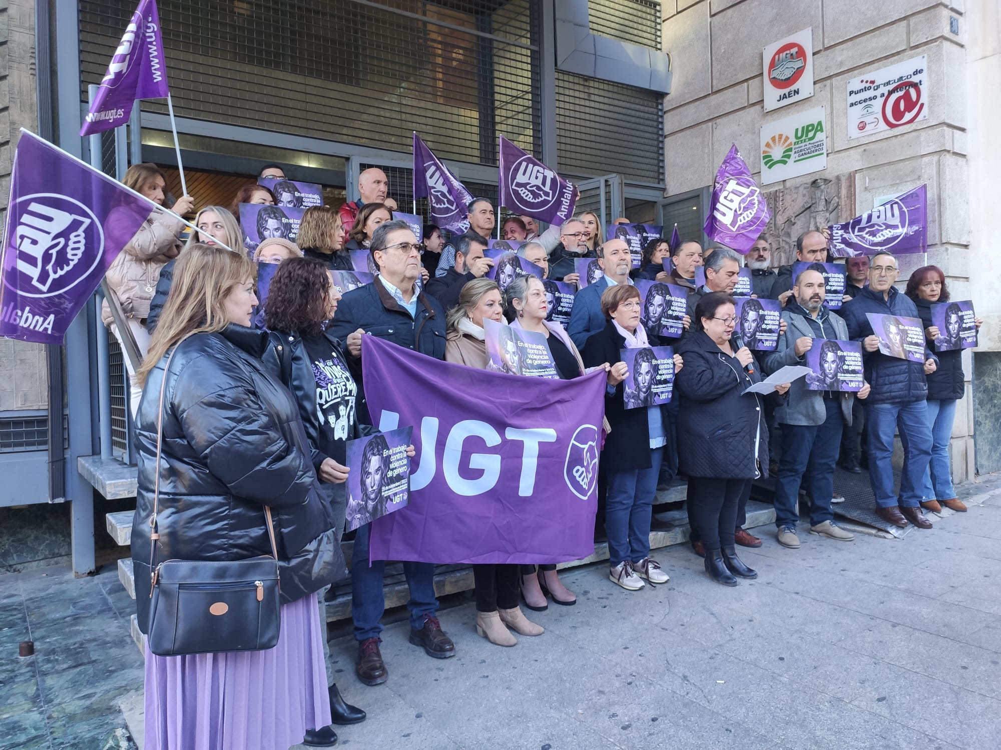 Concentración a las puertas del sindicato UGT en Jaén con motivo del 25-N