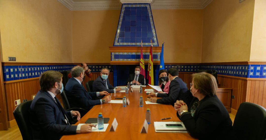 Reunión de las autoridades en la sede de la delegación de la Junta de Ciudad Real, donde han repasado los proyectos del Plan de Modernización Ciudad Real 2025