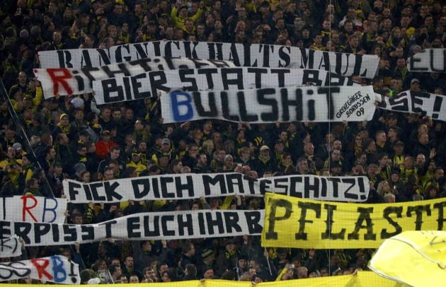 Las pancartas ofensivas contra el RB Leipzig en el Signal Iduna Park de Dortmund.