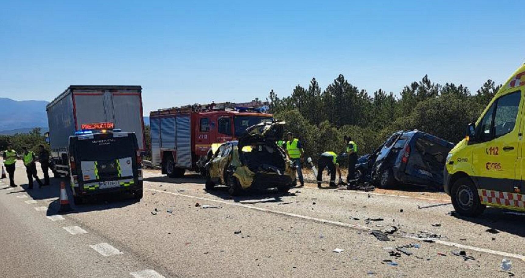 Estado de algunos de los vehículos implicados en el accidente de Matalebreras este lunes.