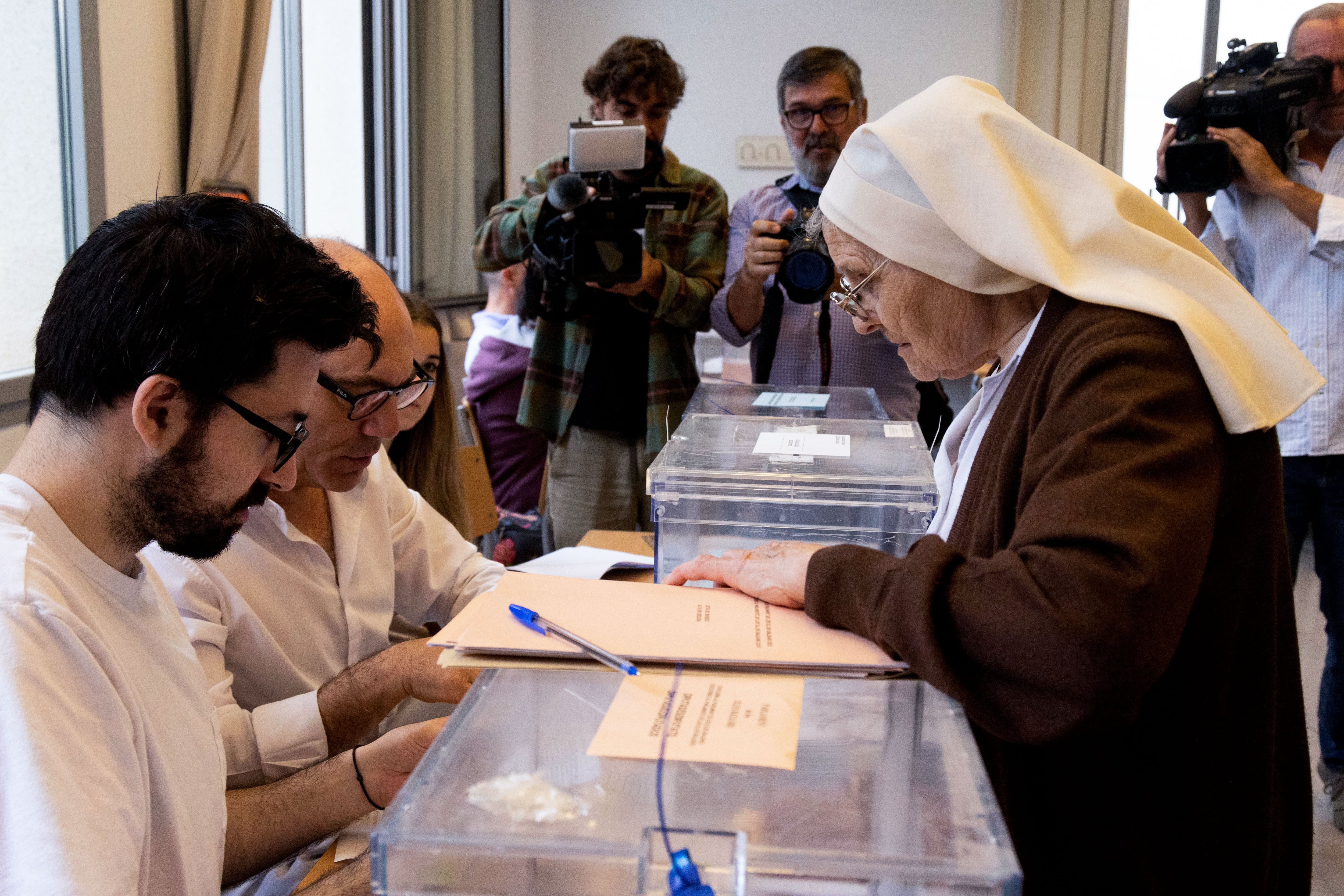 Una religiosa ejerce su derecho al voto este domingo en un colegio electoral de Palma