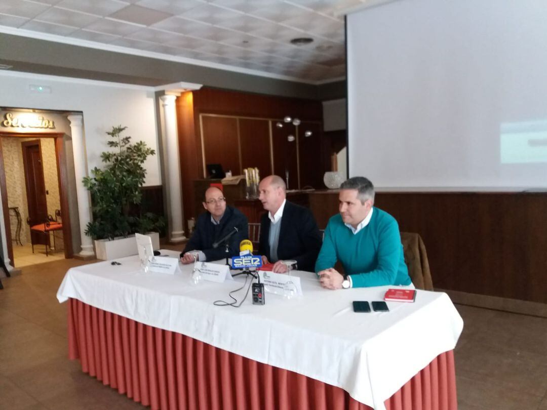 Momento de la intervención del alcalde, José Luis HIdalgo, centro, acompañado por el delegado de Educación, Antonio Sutil, derecha, y el presidente de FAMPA Los olivos, Pedro Delgado, izquierda 