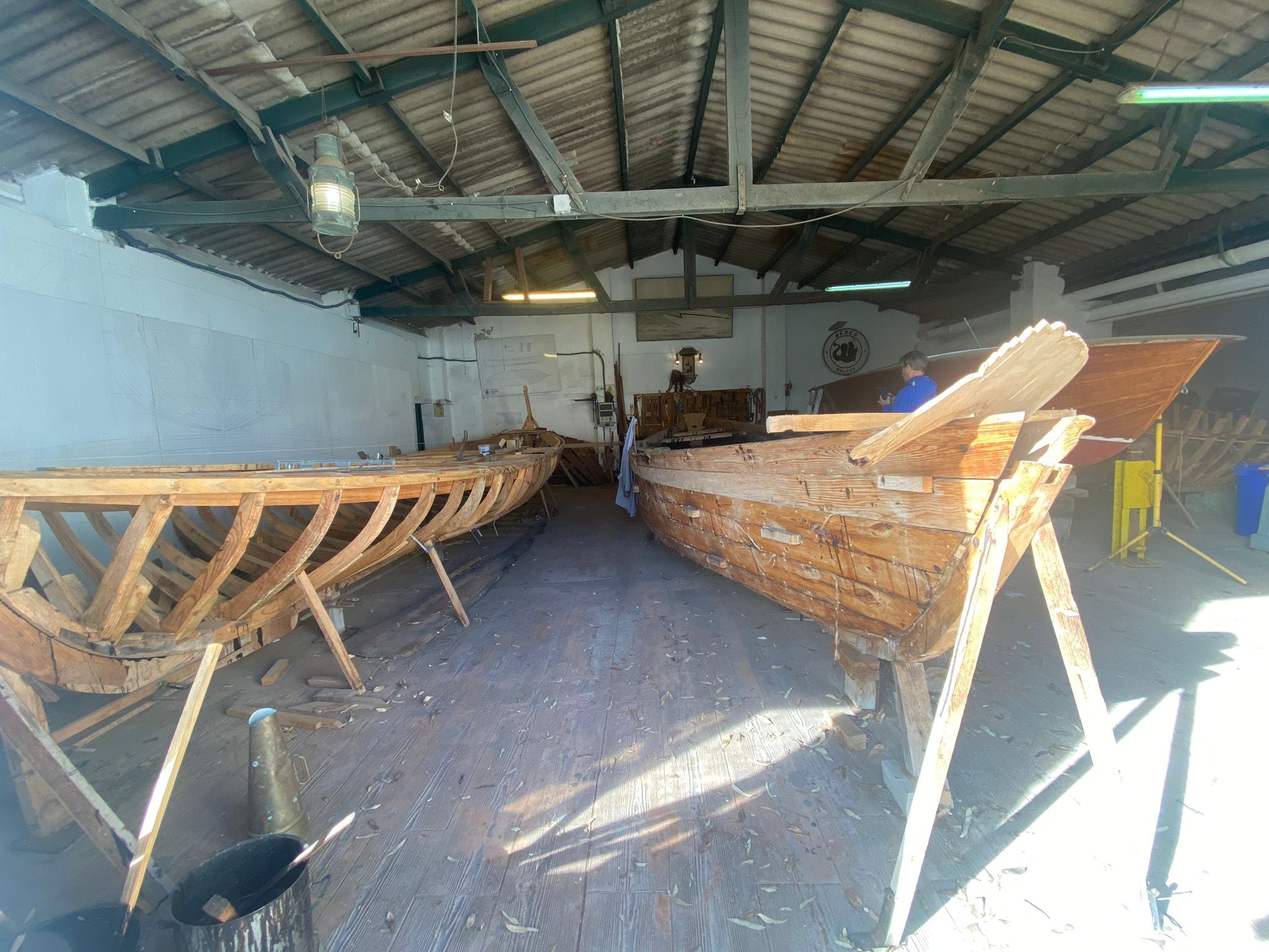 Imagen de uno de los talleres donde trabajan el ensamble de los barcos con cáñamo y brea