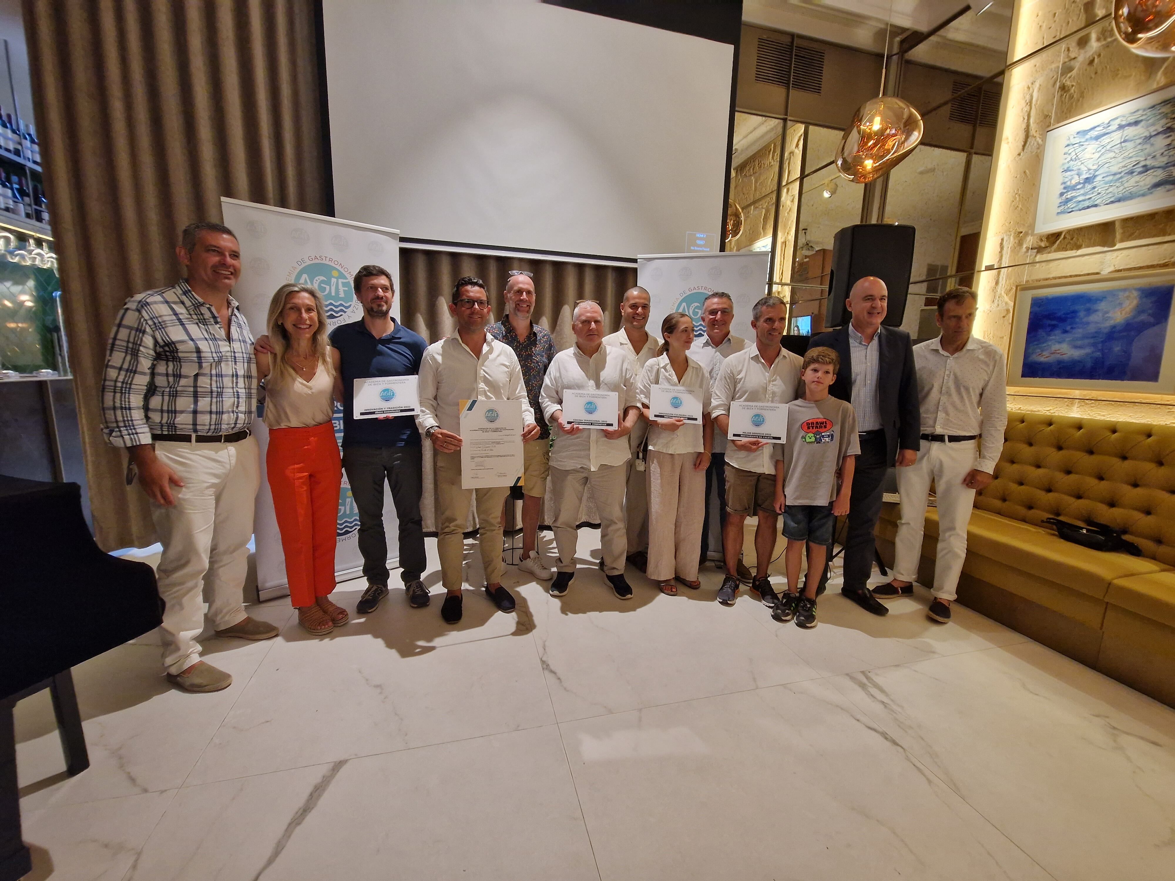 Foto de familia de los premiados