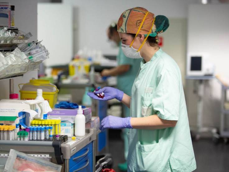 Una sanitaria con vacunas