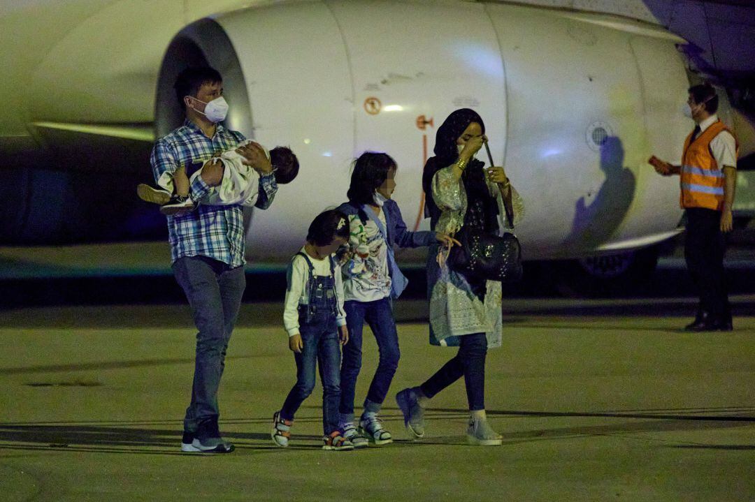 Varias personas repatriadas  tras bajarse del séptimo avión procedente de Afganistán en Madrid (España). 