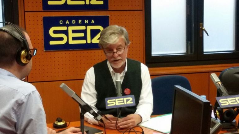 El alcalde Pedro Santisteve, en los estudios de Radio Zaragoza 