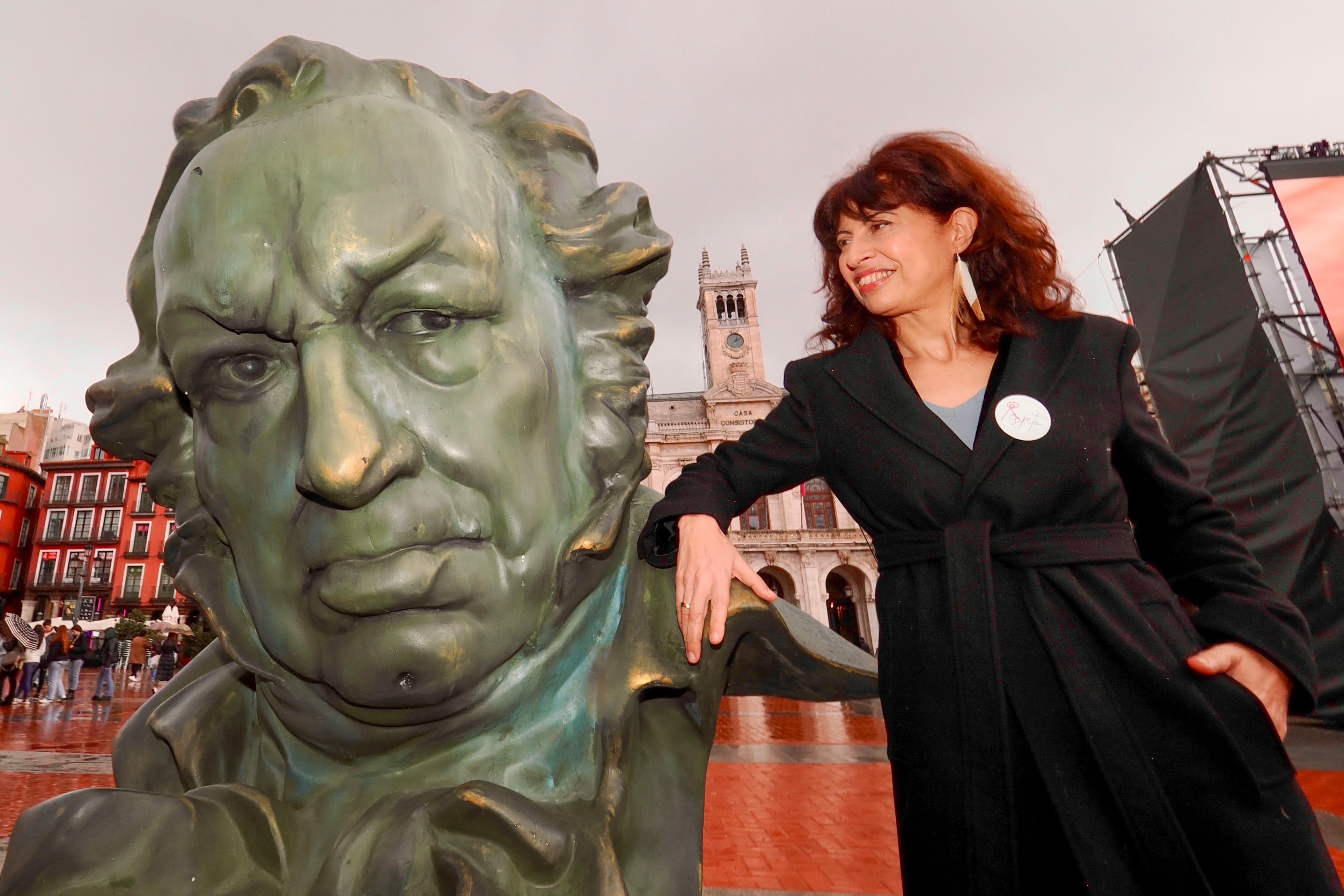 La ministra de igualdad Ana Redondo posa junto a un busto de Goya mientras visita este viernes la muestra &#039;La emoción de los Goya&#039; expuesta en las calles de Valladolid.