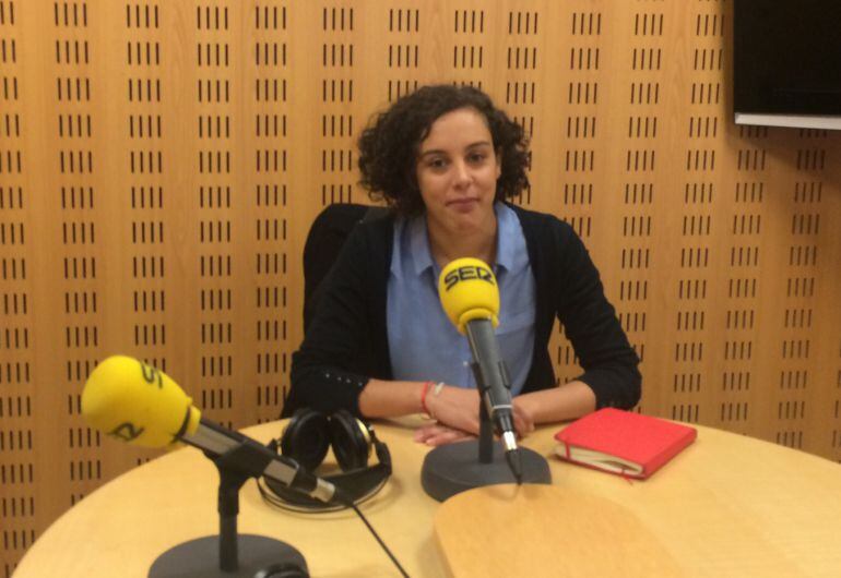 La candidata de Podemos al Congreso por Gipuzkoa, Nagua Alba, en los estudios de Radio San Sebastián.