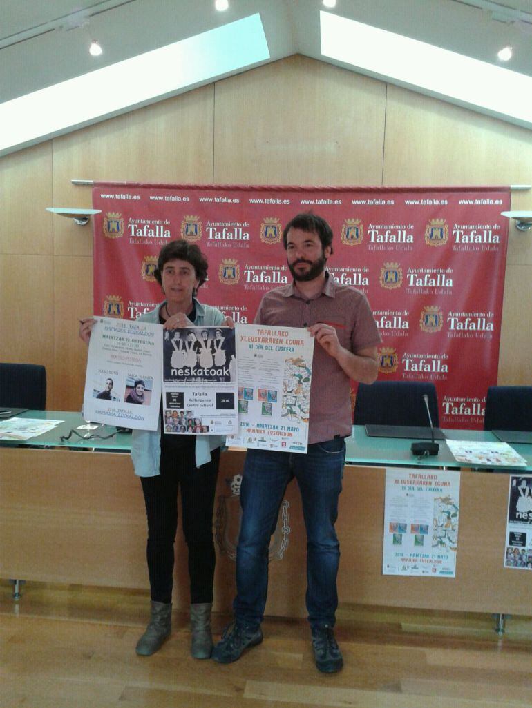 El presidente,de la Comision de Euskera, Iñaki Lerga, y la técnica, Ana Flamarique, presentan el XI Día del Euskera