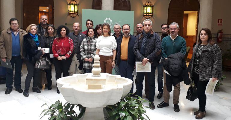 La delegada del gobierno, Ana Cobo (centro), junto a varios artesanos.