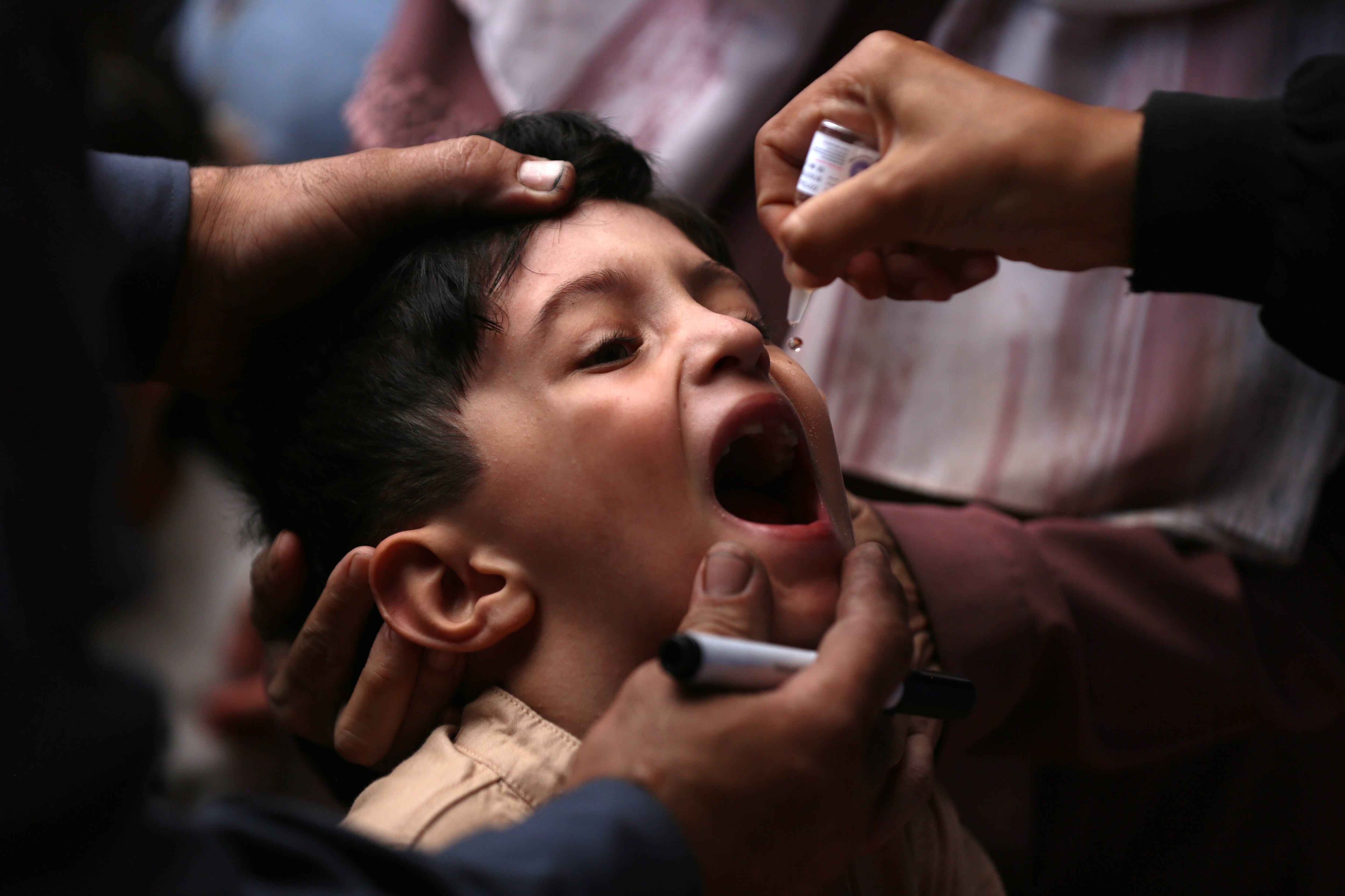 Un niño recibe la vacuna contra la polio en una clínica de la UNRWA en la localidad gazatí de Deir Al-Balah