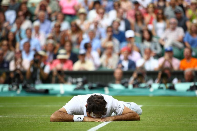 El tenista suizo, Roger Federer, durante un partido en Wimbledon.