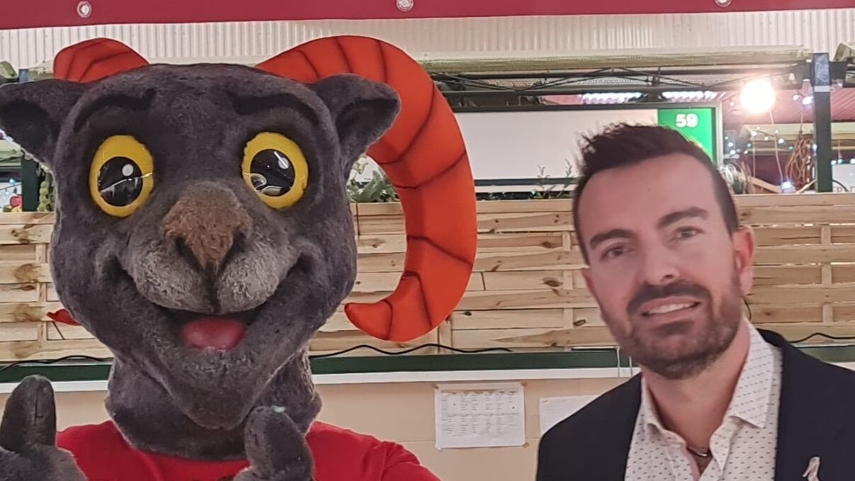 Fernando Gómez, edil de Deportes de Elda, posa con Sansil, la mascota de la San Silvestre Eldense