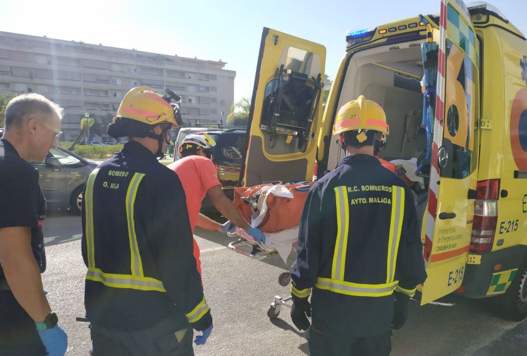 Momento del traslado del herido en una ambulancia tras el rescate de los Bomberos de Málaga