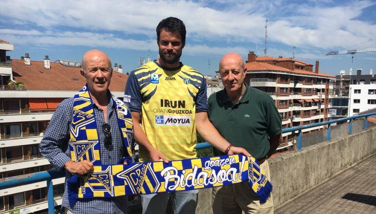 Tesoriere posa con los directivos Alvarez y Emaldi en la terraza de Artaleku