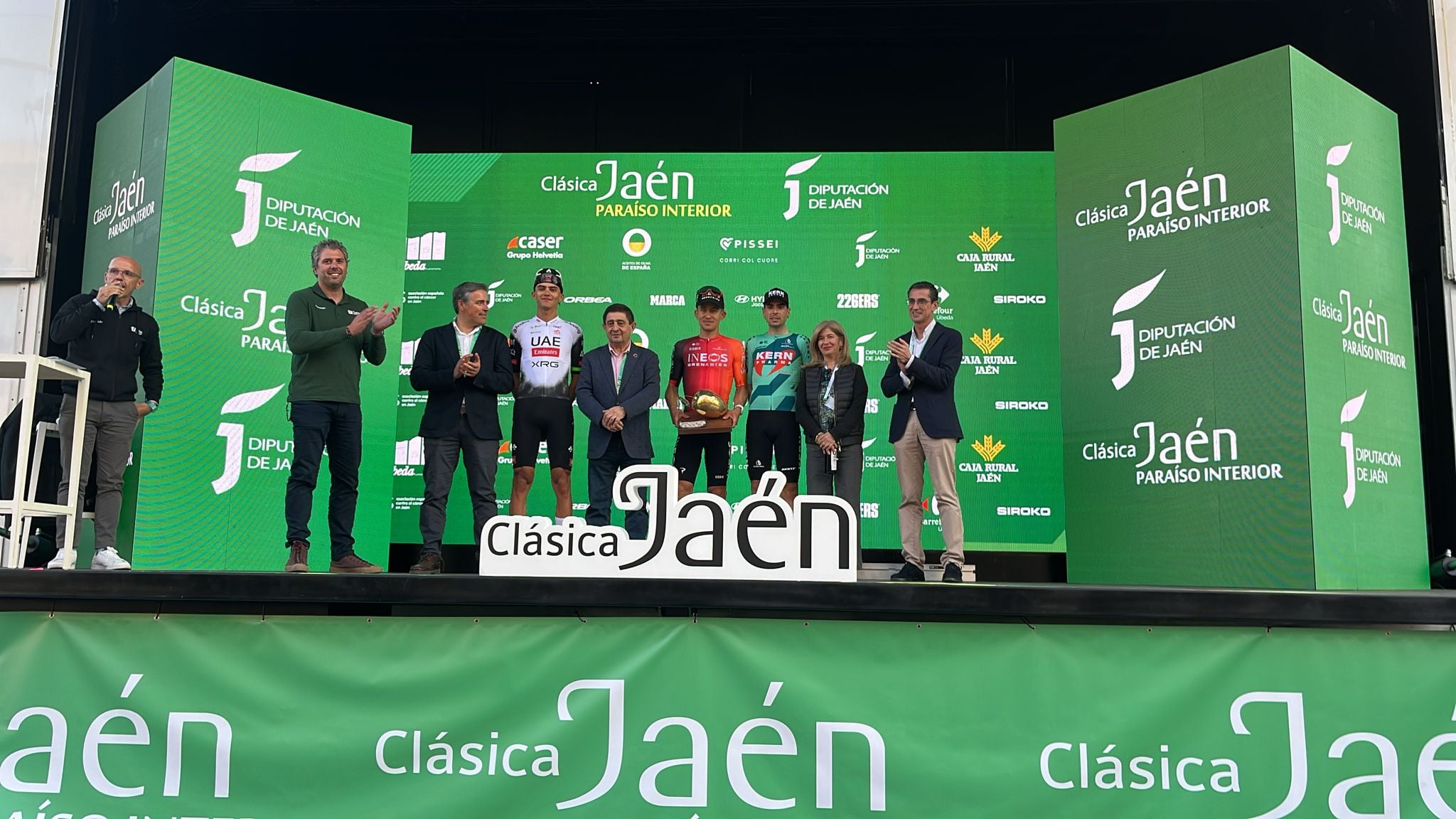 Michal Kwiatkowski, en el centro, ganador de la Clásica Ciclista Jaén Paraíso Interior celebrada este lunes en Úbeda.