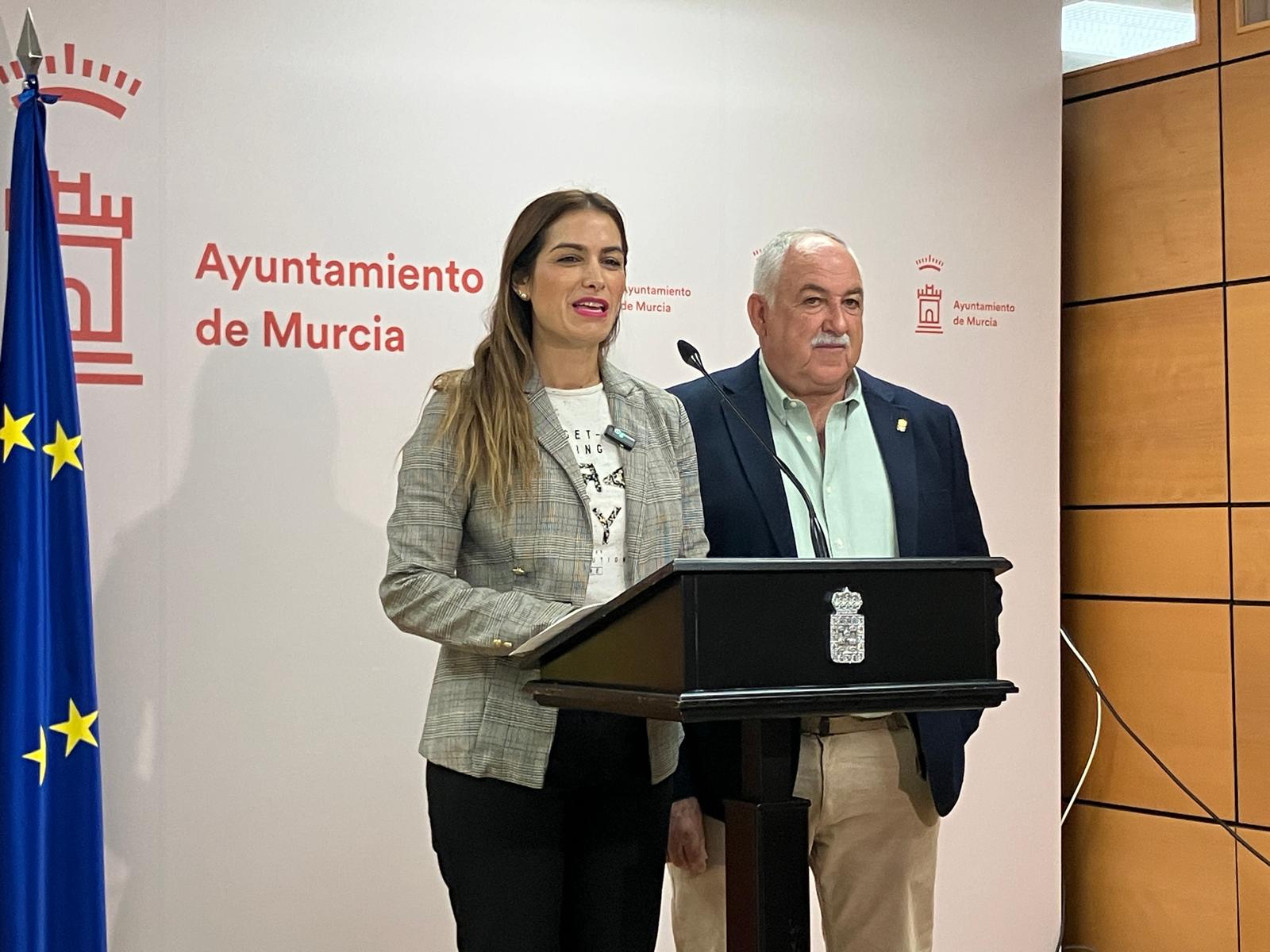 La concejala del PSOE, Carmen Fructuoso, junto al alcalde pedáneo de La Raya, José Hernández