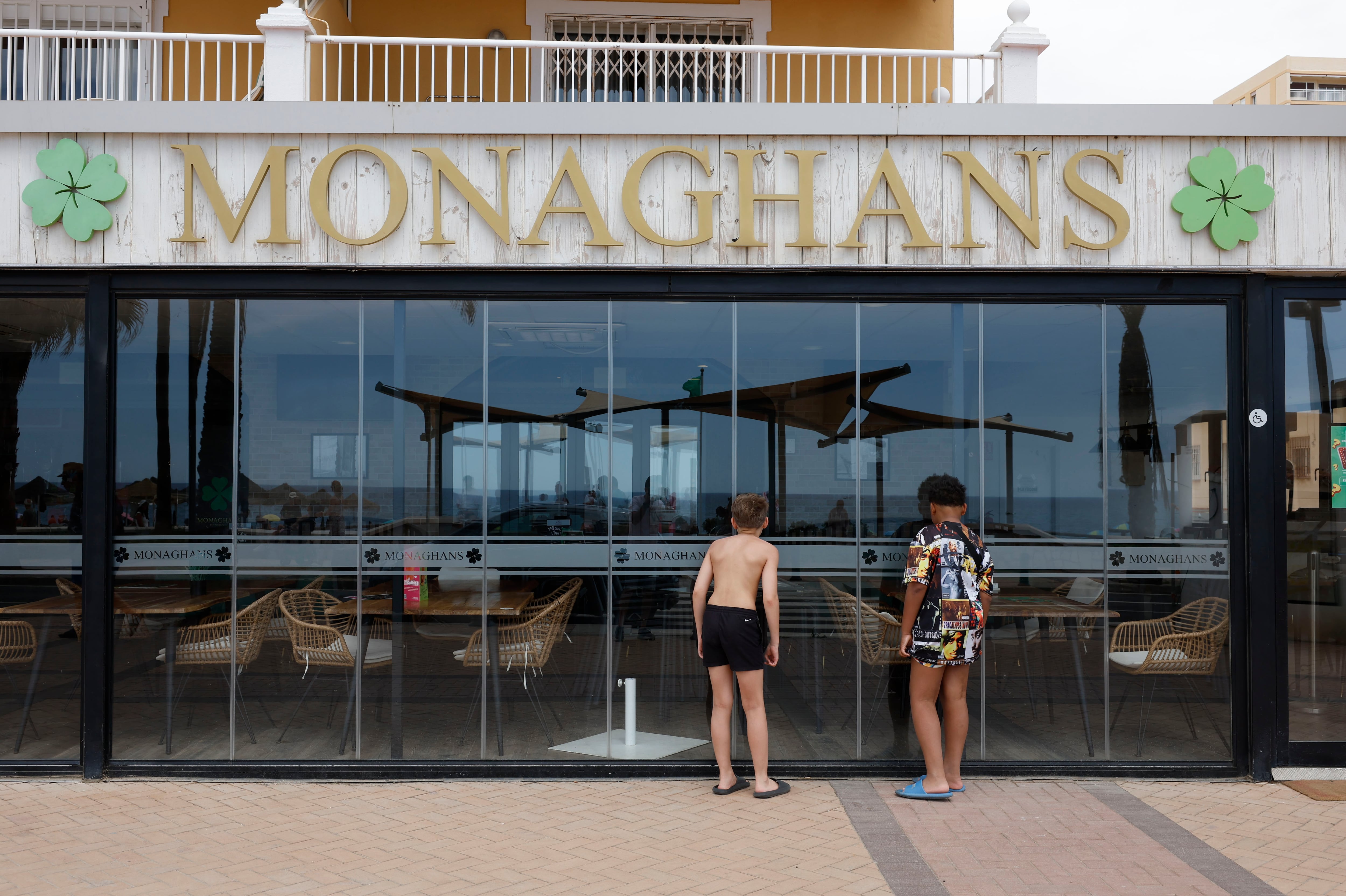 FUENGIROLA (MÁLAGA), 01/06/2025.- Dos personas han fallecido en el transcurso de un tiroteo que se ha producido en un bar irlandés del paseo marítimo de la ciudad malagueña de Fuengirola durante la noche de este sábado, en lo supone un nuevo suceso de este tipo en la Costa del Sol. En la imagen, fachada del pub en el que han sucedido los hechos. EFE/Jorge Zapata
