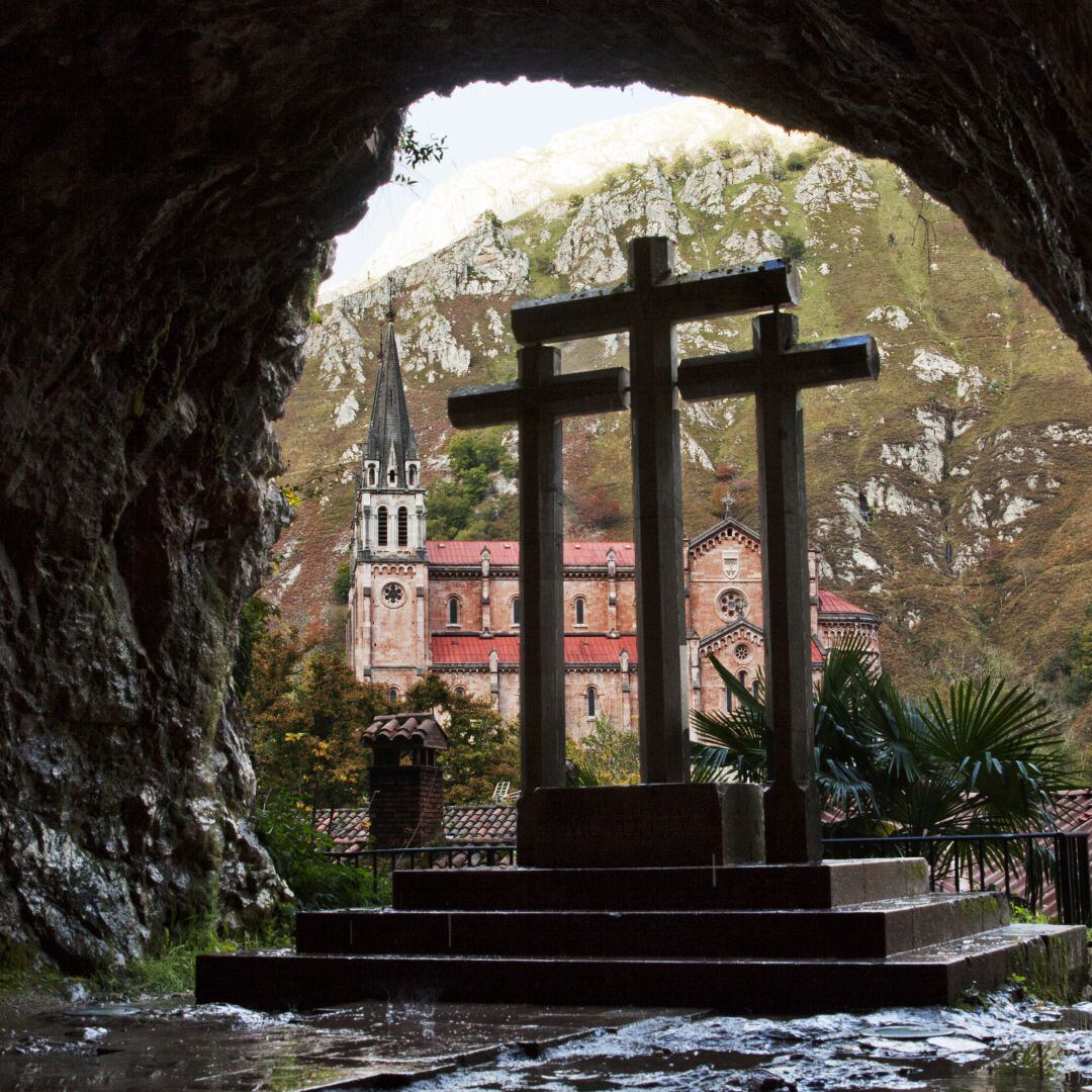 Basílica de Covadonga vista desde el pasillo que da acceso a la Cueva.