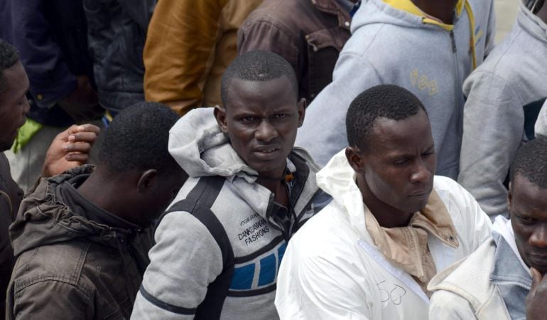 Un grupo de inmigrantes, tras ser rescatados en aguas del mar Mediterráneo