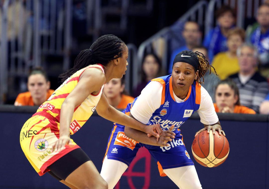 GRAF3054. SALAMANCA, La jugadora J. Brown (d) del Valencia Basket, defiende la posesión ante la jugadora Elonu (i) del Spar Citylift Girona, durante el segundo partido de semifinales de la Copa de la Reina de baloncesto femenino, que se disputa este sábado en el multiusos Sánchez Paraiso de Salamanca. EFE, J. M. García