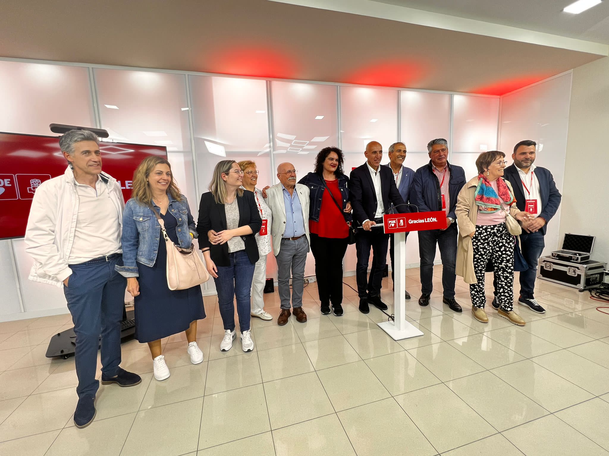El equipo de José Antonio Diez celebra la victoria en la sede del PSOE