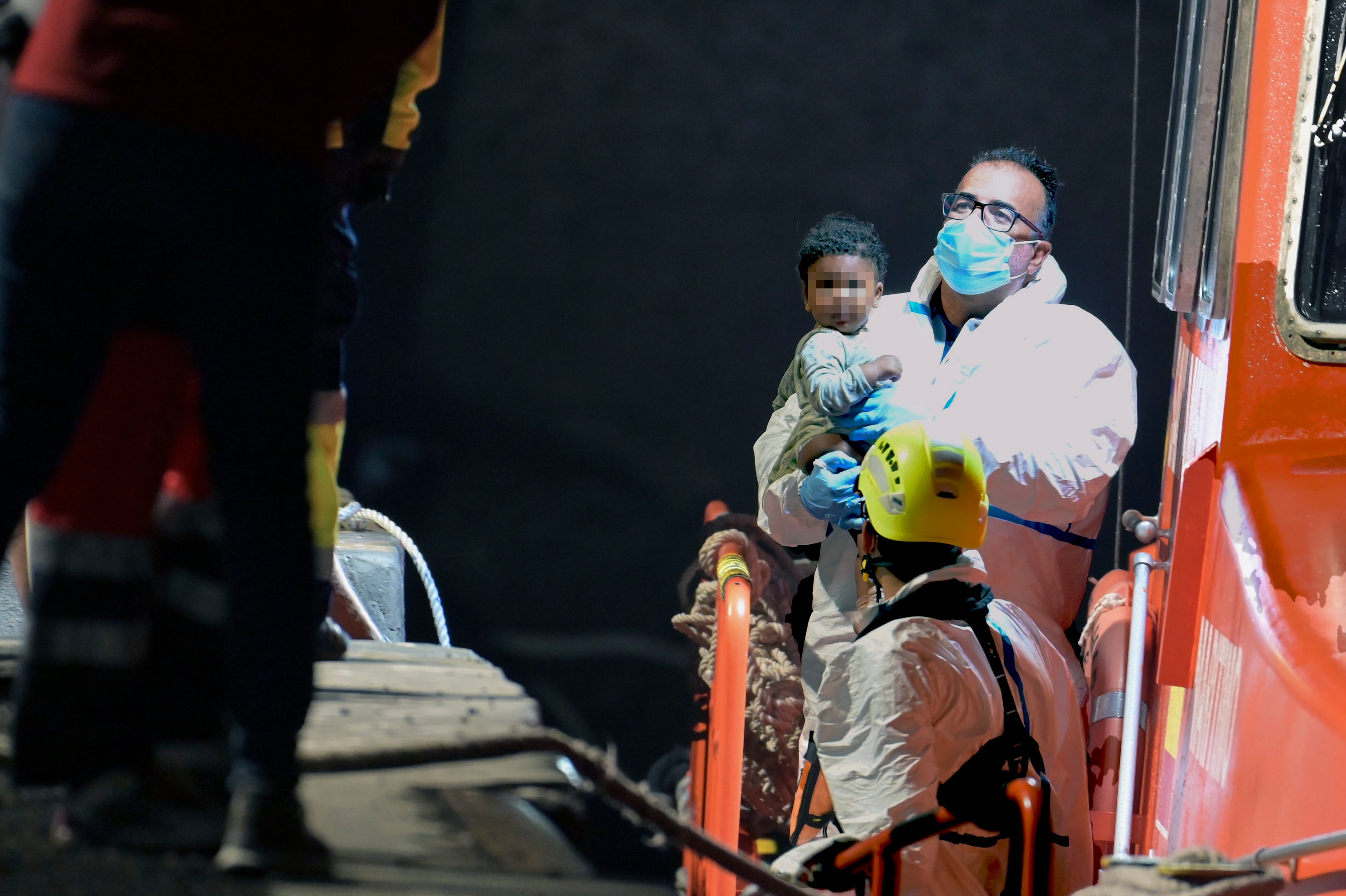 GRAFCAN7227. LA RESTINGA (EL HIERRO), 11/11/2024.-El buque de Salvamento Marítimo &quot;Salvamar Adhara&quot; ha rescatado en la tarde de este lunes a otras 110 personas que viajaban en un cayuco en aguas cercanas a El Hierro, entre ellas 32 mujeres y diez niños. EFE/ Gelmert Finol
