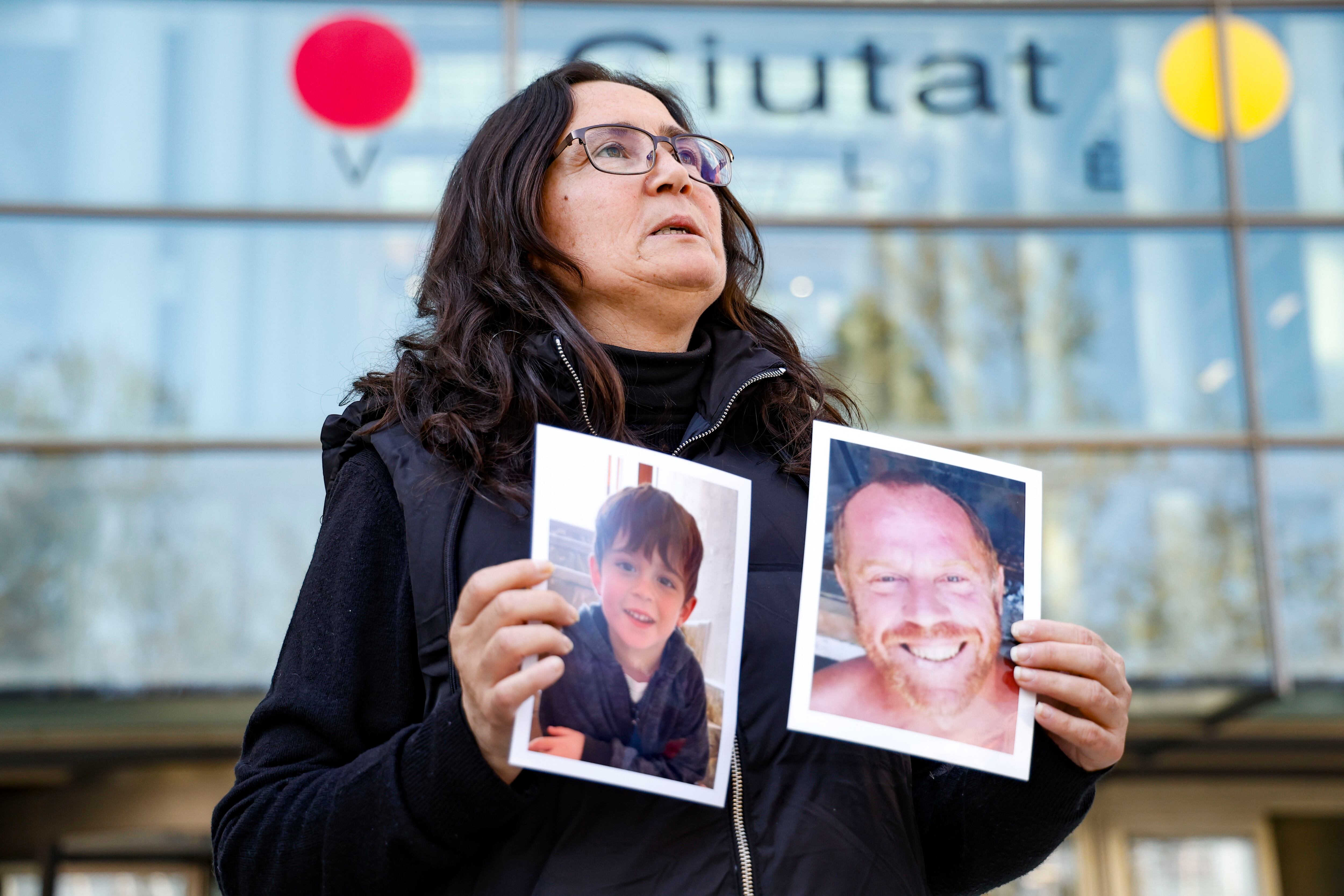 Ana María Coll muestra las fotos de dos de sus allegados a las puertas de la Ciudad de la Justicia de València, donde familiares de seis de las 227 víctimas mortales de la DANA de Valencia están citados como perjudicados por la jueza de Catarroja que instruye la causa sobre la catástrofe para declarar como testigos, después de que este miércoles familiares de otras víctimas manifestaran que el 29 de octubre realizaron cientos de llamadas al teléfono de Emergencias 112 para comunicar situaciones de riesgo extremo sin obtener respuesta alguna.
