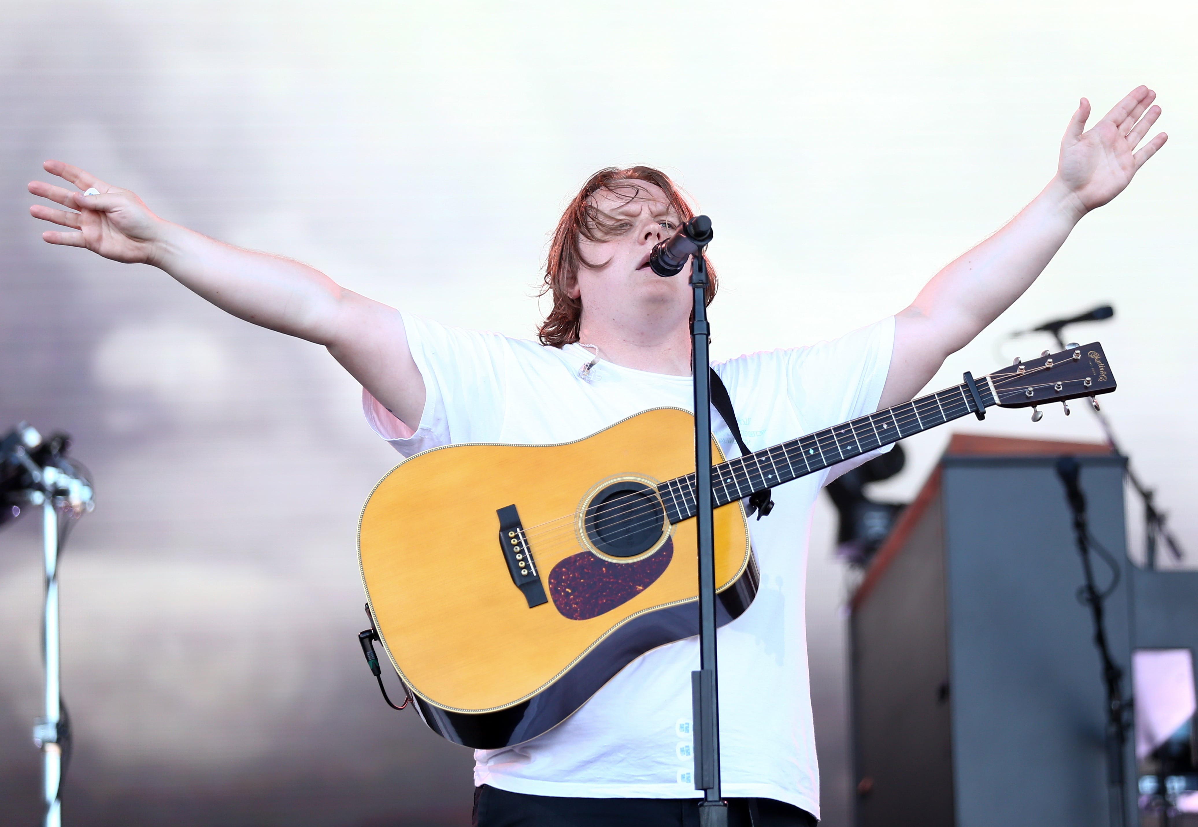 Lewis Capaldi durante su actuación en el festival de Glastonbury