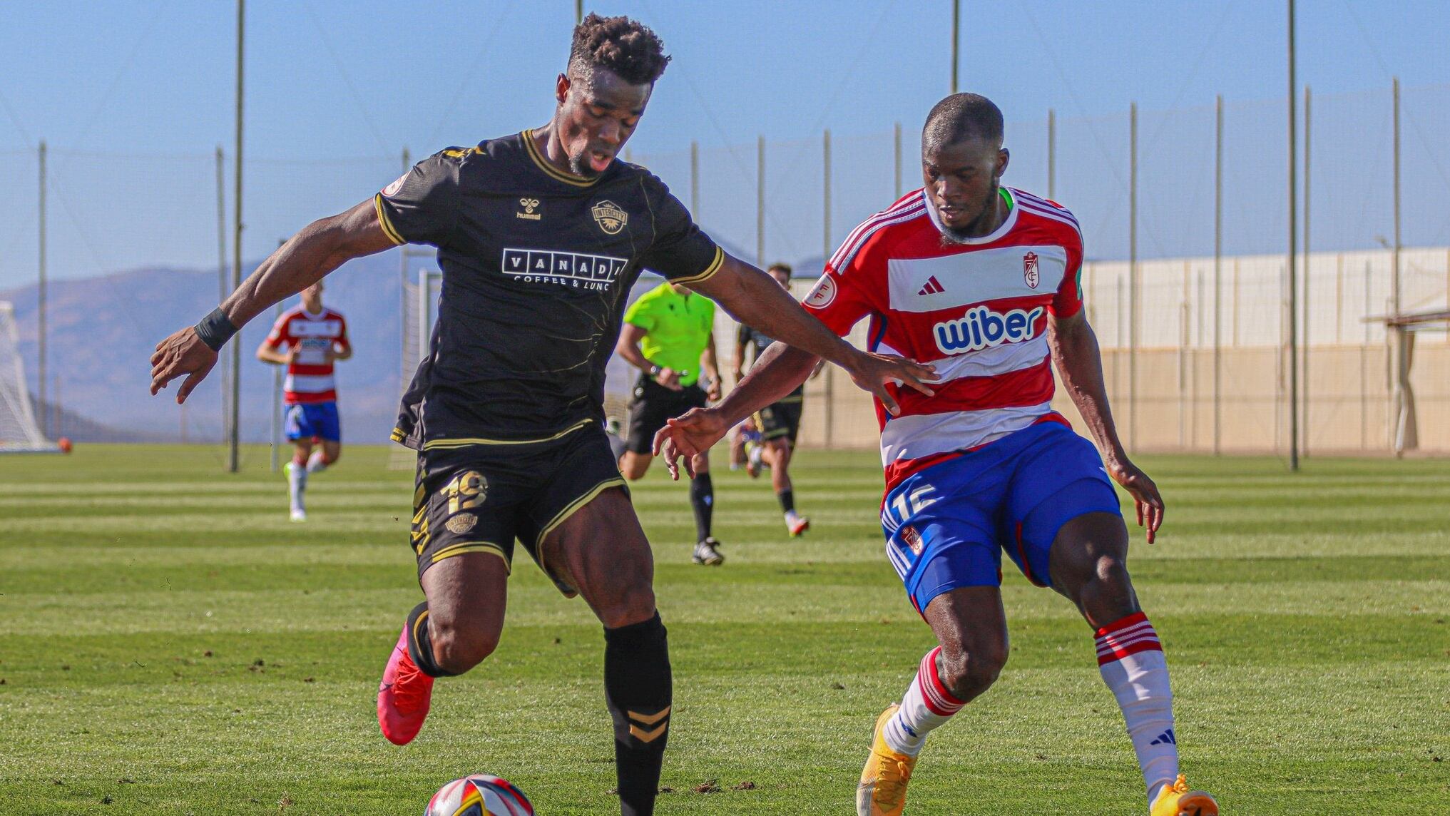 Traoré, jugador del Intercity, frente al Recreativo Granada