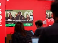 Periodistas siguen la rueda de prensa del candidato de Vox a la presidencia de Aragón desde la sede del PSOE en Madrid durante la noche electoral.