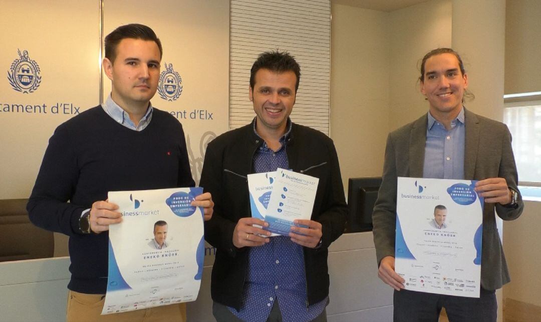 Carles Molina (c) junto a representantes de Jovempa