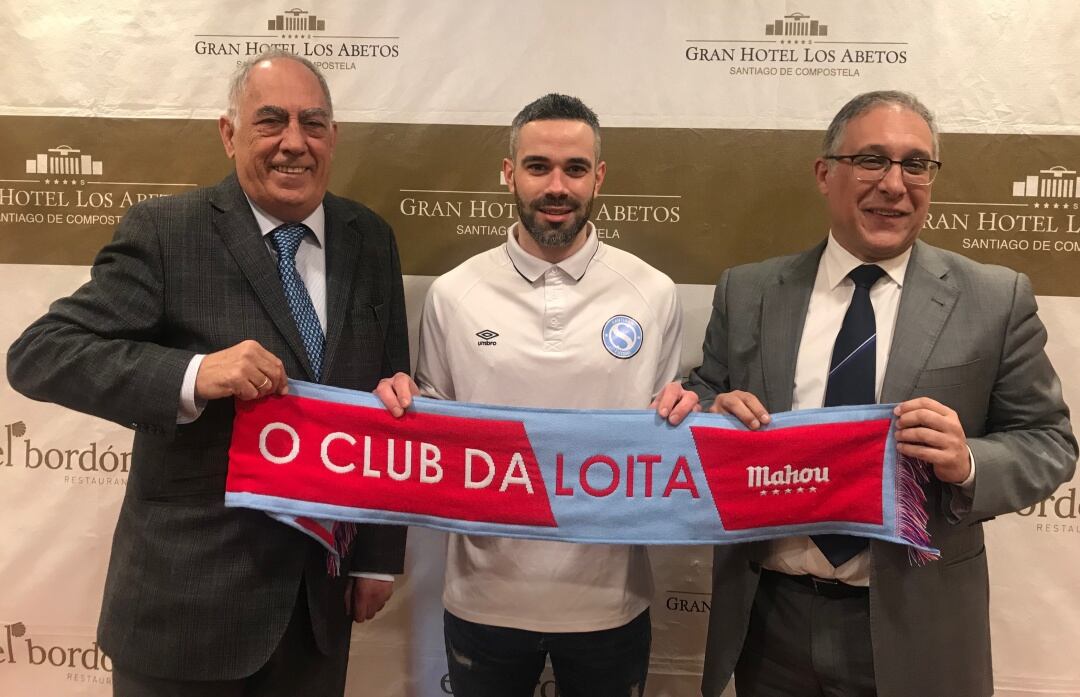 Félix Álvarez (Hotel Los Abetos), Christian Chao y Ramón García, en la presentación del jugador